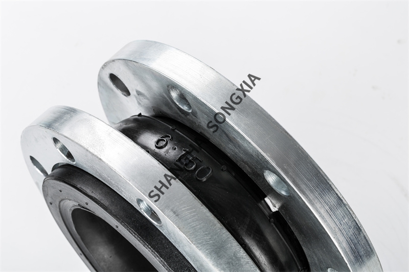 DN150閥門配套橡膠接頭為何是黑色的？